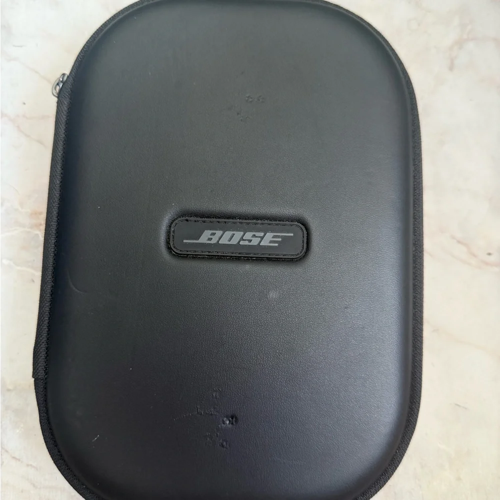 Bose Silver Over-Ear Wireless Headphones with Comfort and Style - Picture 6 of 6